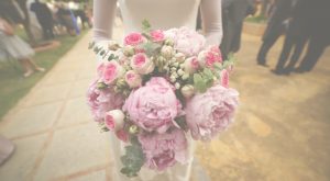 El ramo de Rocío, con peonías y rosas inglesas en distintos tonos
